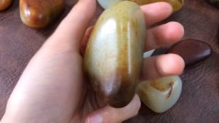 9个和田玉籽料中,摸着最舒服的黑皮独籽的情况